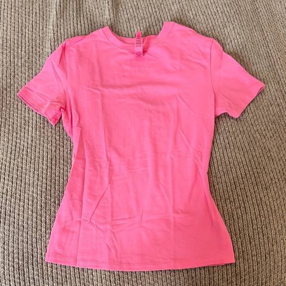 SKIMS Vibrant Pink Short Sleeve T
Size small - Picture 1 of 4
